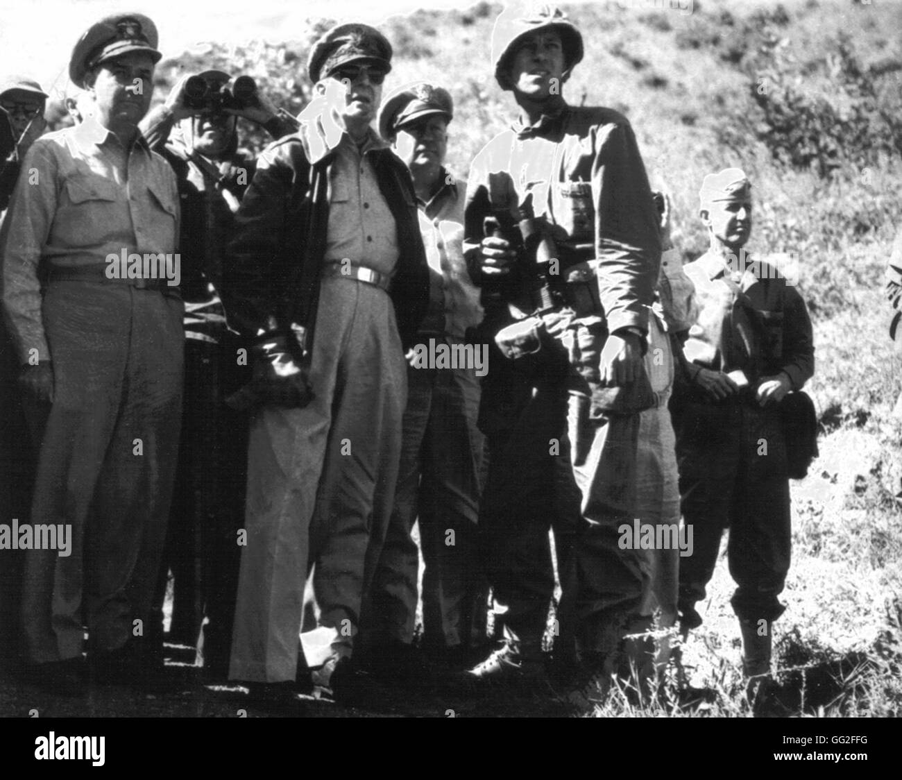 Supreme commander of United Nations forces, General Mac Arthur, surrounded by officers and soldiers, on Kimpo road, after the capture of Inchon. September 18, 1950 Korean war National Archives - Washington Stock Photo