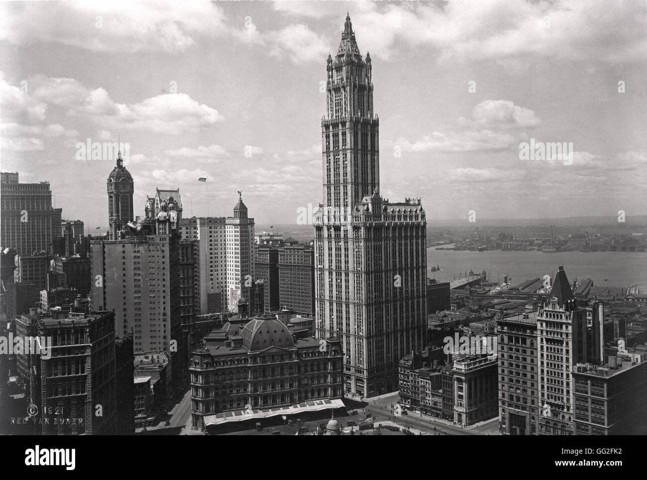 The Woolworth Building in New York, designed by the architect Cass Gilbert 1921 Stock Photo