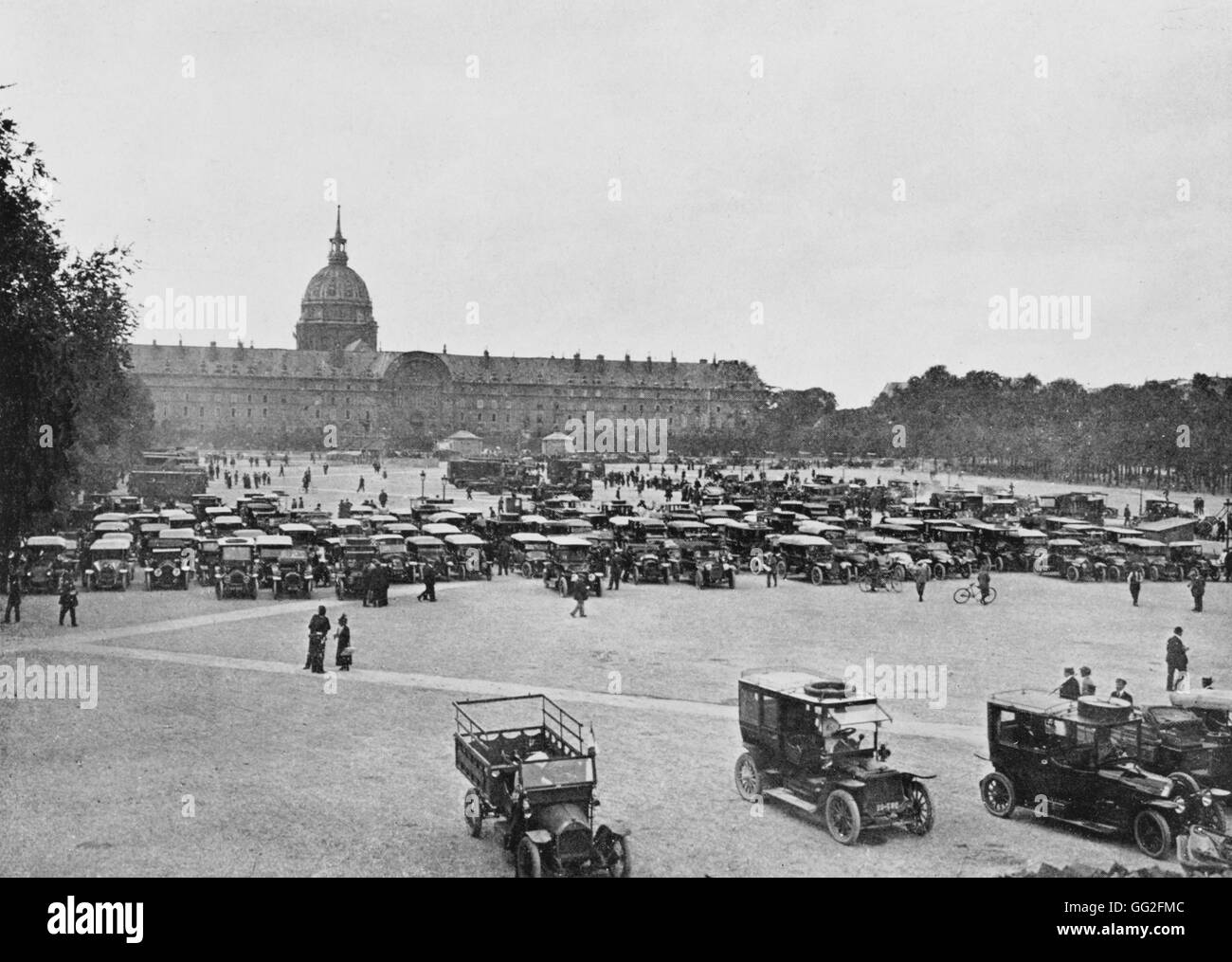 World War One, 1st August 1915. On the Esplanade des Invalides are many rows of cars that will be assigned to the military for specific purposes. Private Collection. Stock Photo