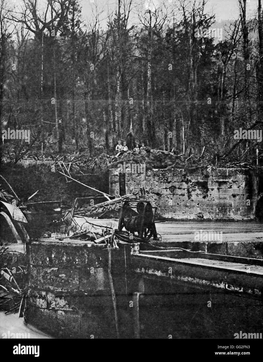 First World War, 1916. German observers at the water's edge. Understanding that a photograph was being taken, the soldiers stood up. Stock Photo