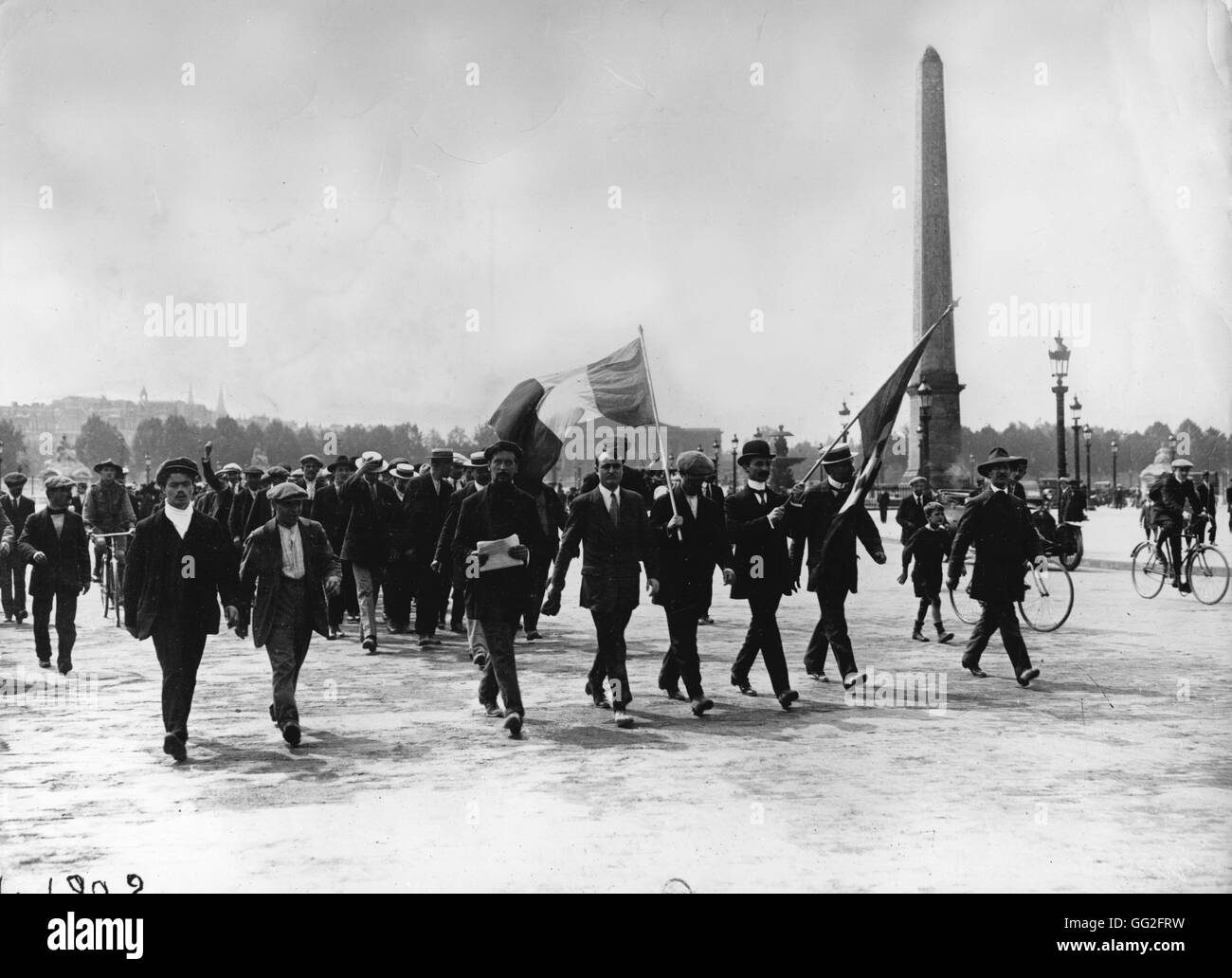 First World War. Mobilisation in Paris: Foreign volunteers parading on the Place de la Concorde in July 1914 Paris, Bibliothèque Nationale Stock Photo