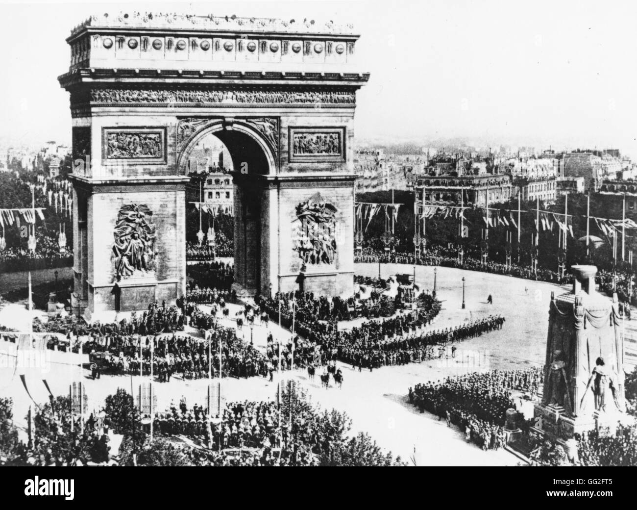 First World War. Victory celebrations. Parading under the Arc de Triomphe, 14th July 1919 Stock Photo