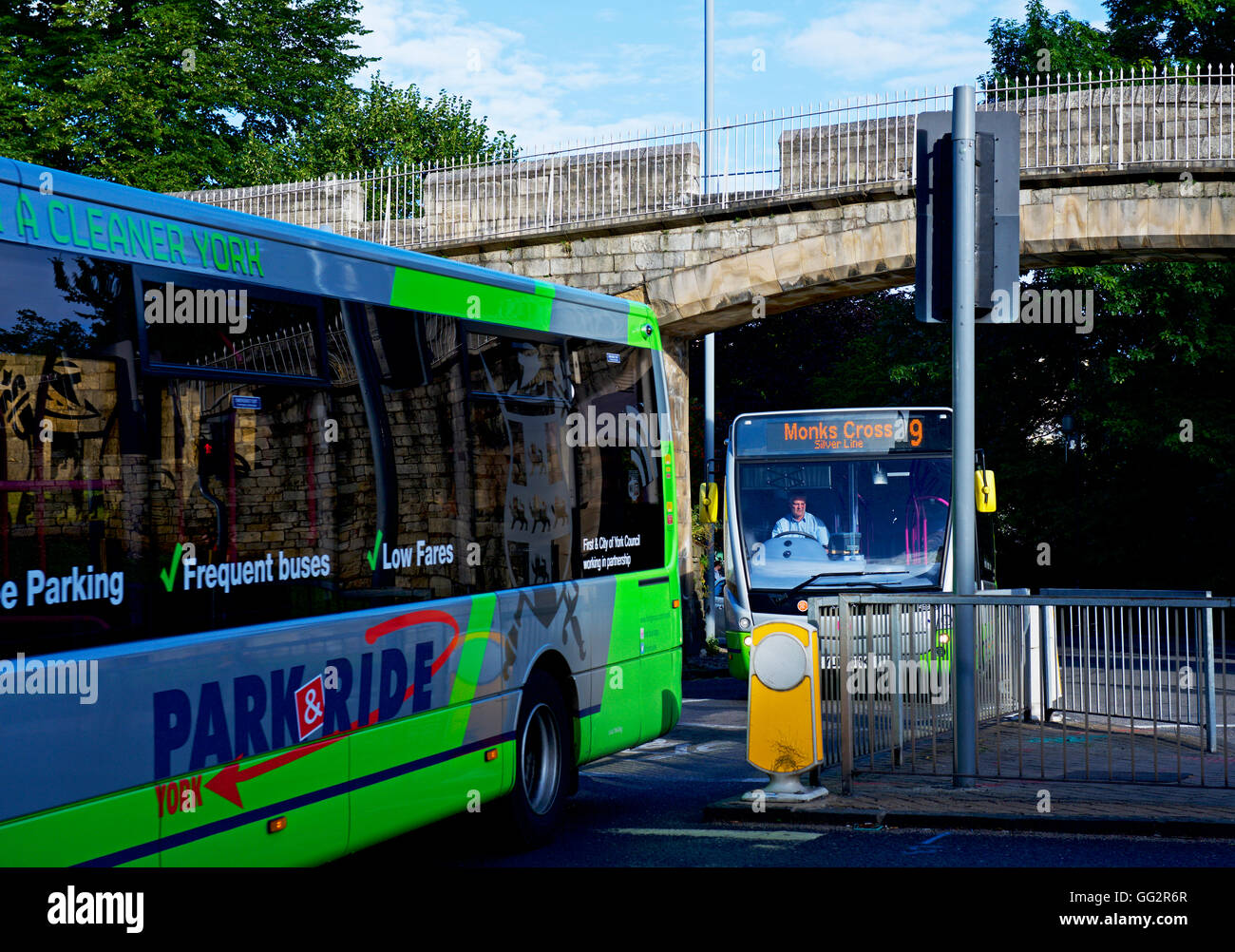 York buses hi-res stock photography and images - Alamy