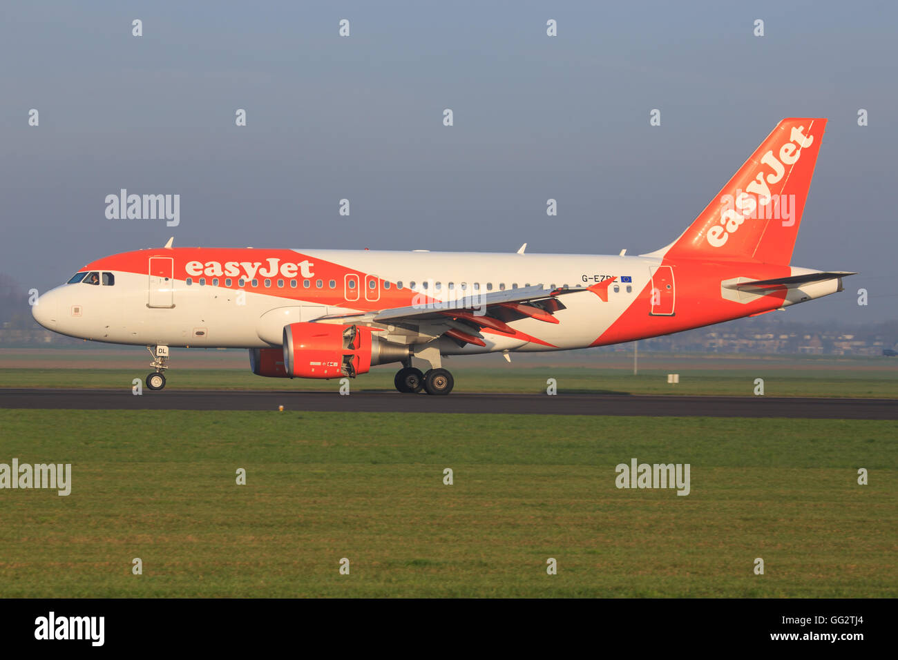 Airbus a320 easyjet hi-res stock photography and images - Alamy