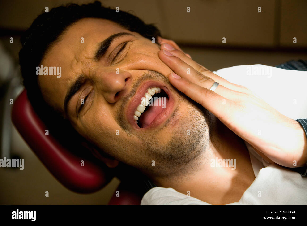 Боль в зубе. Болевой синдром зубы. Зубная боль мужчина. Болевой синдром зубы. Болят зубы психосоматика.