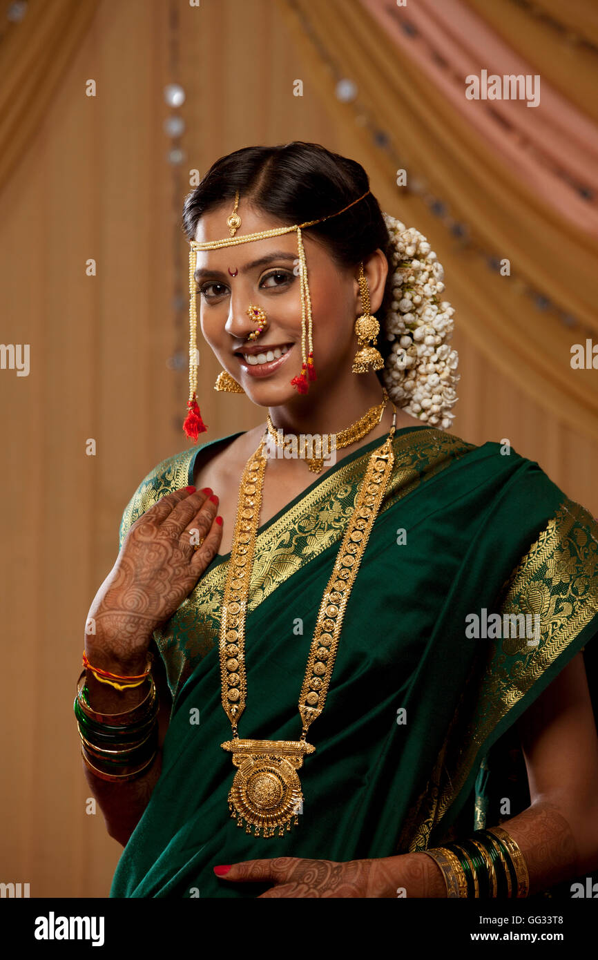 Portrait of gorgeous young bride smiling Stock Photo - Alamy