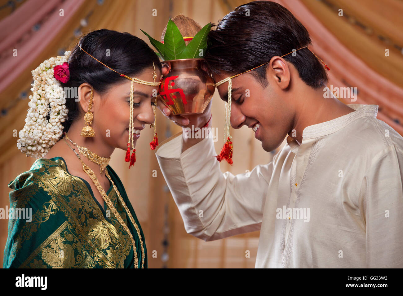Maharashtrian couple performing traditions before wedding Stock Photo