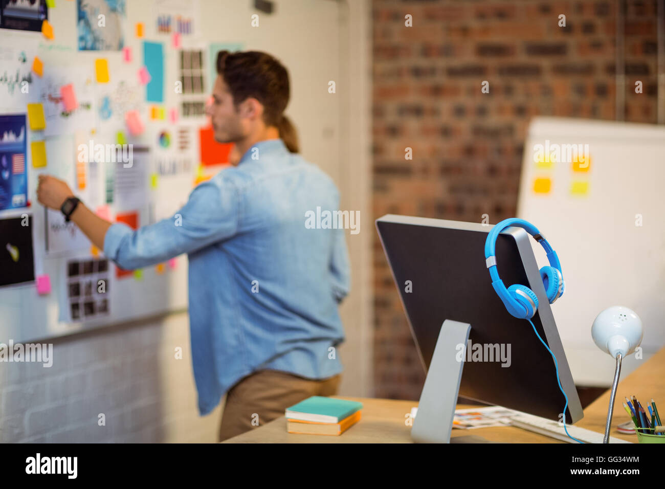 Business executive putting sticky notes on whiteboard Stock Photo - Alamy