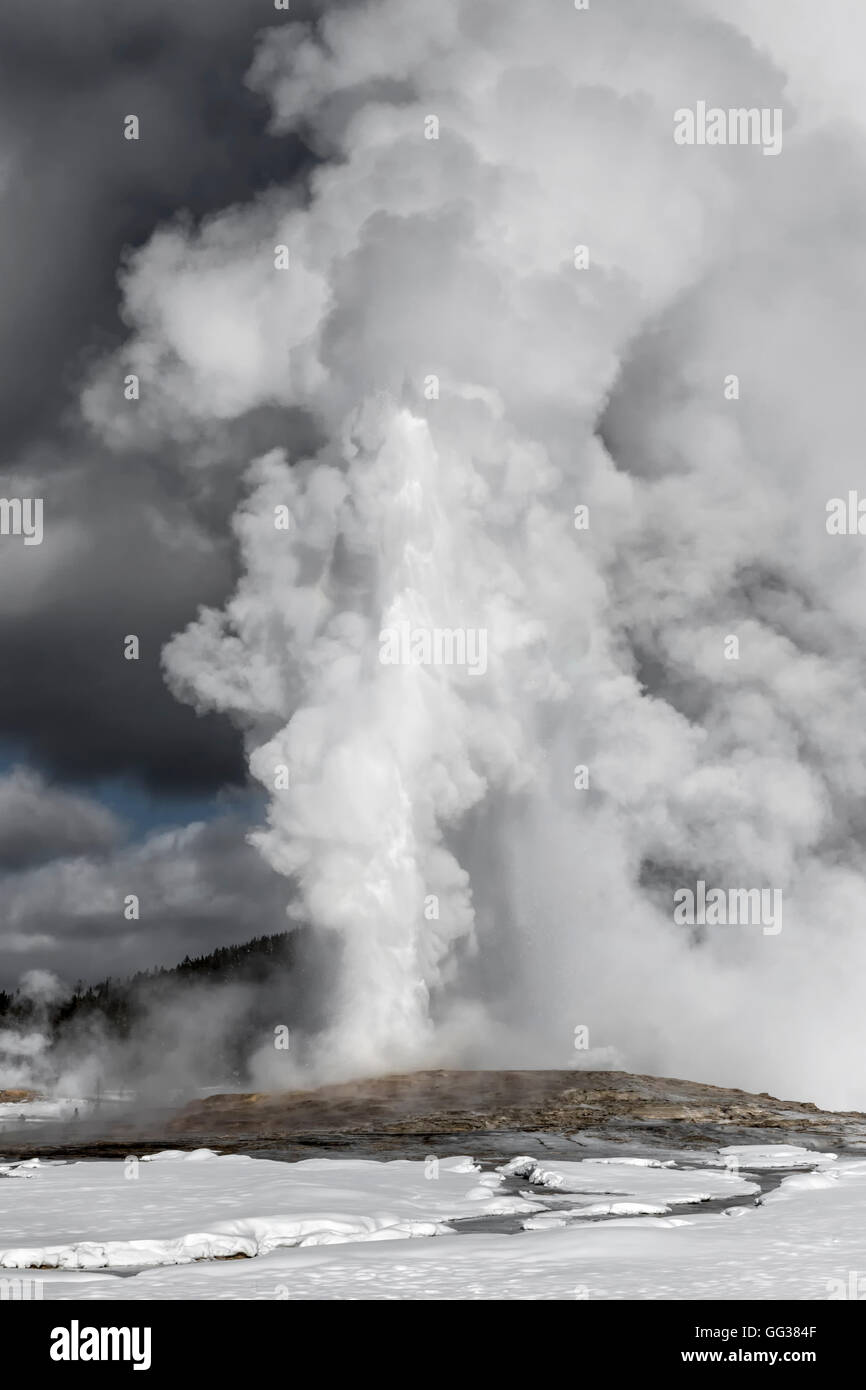 Old faithful yellowstone winter hi-res stock photography and images - Alamy