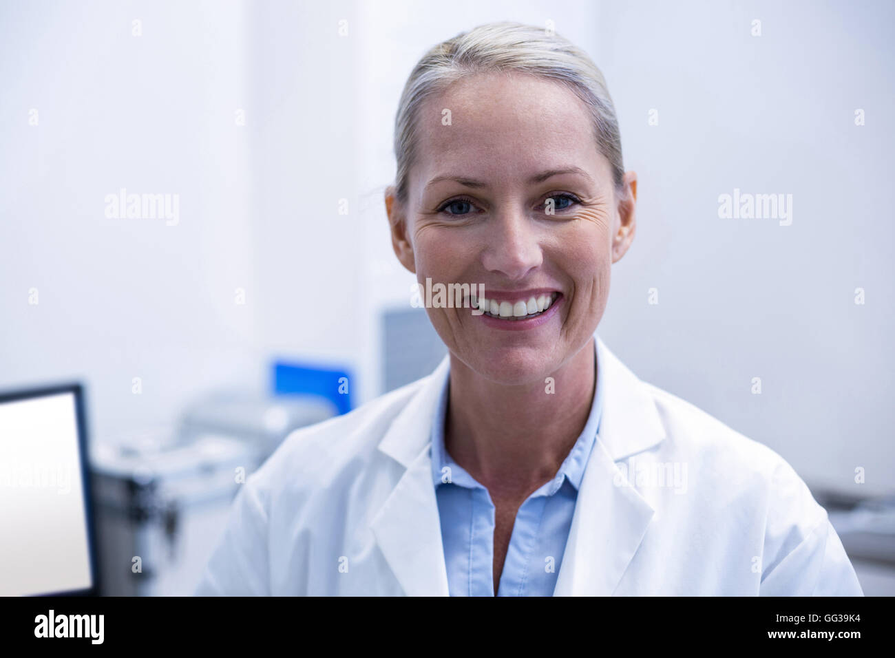 Portrait of female dentist smiling Stock Photo - Alamy