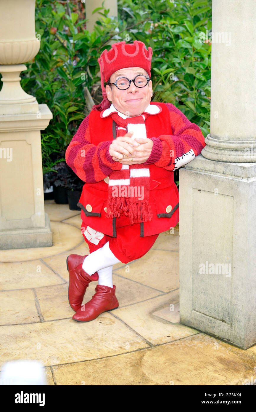 Warwick davis Milton Keynes Theatre regional press of their Pantomime