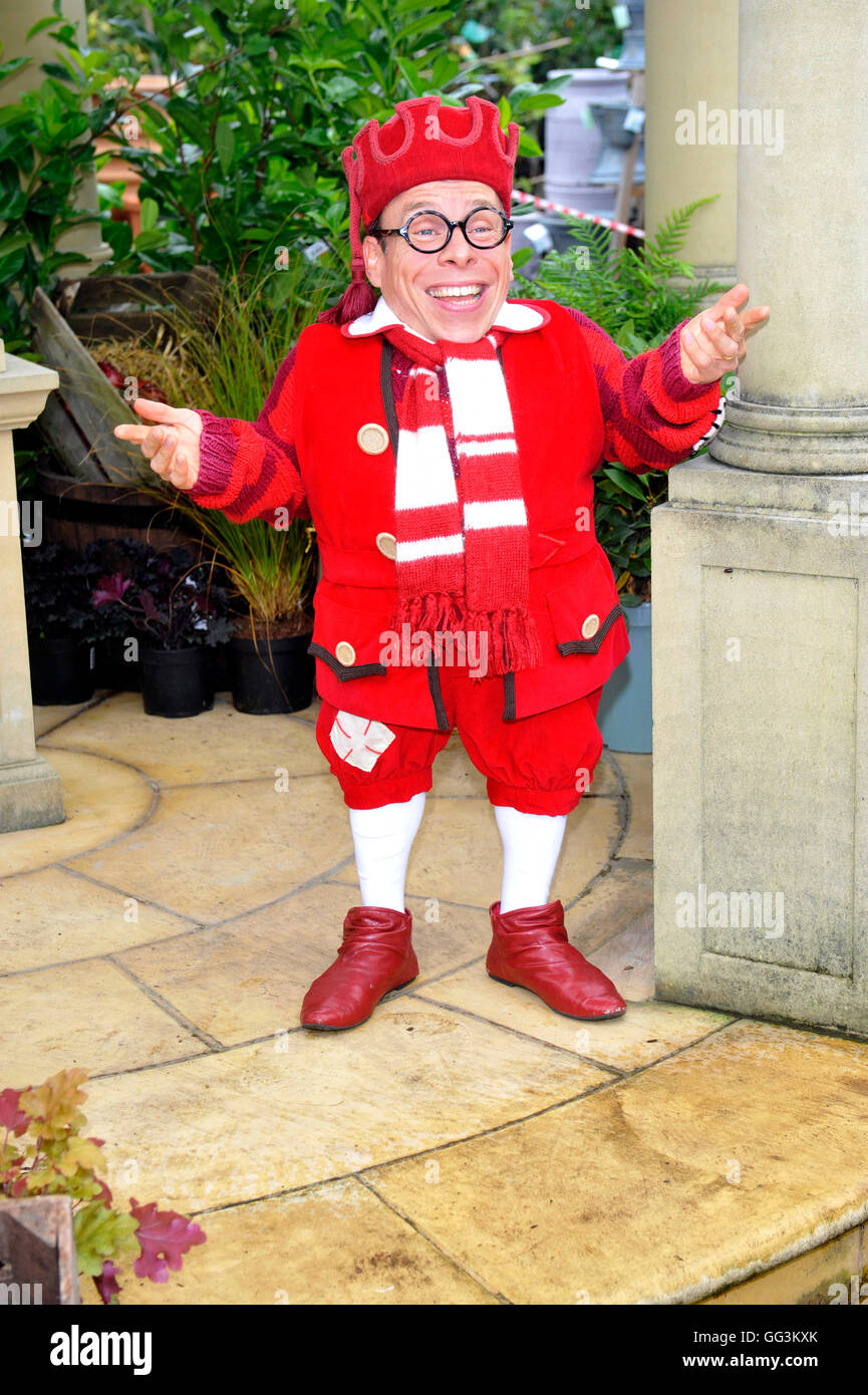 Warwick davis Milton Keynes Theatre regional press of their Pantomime