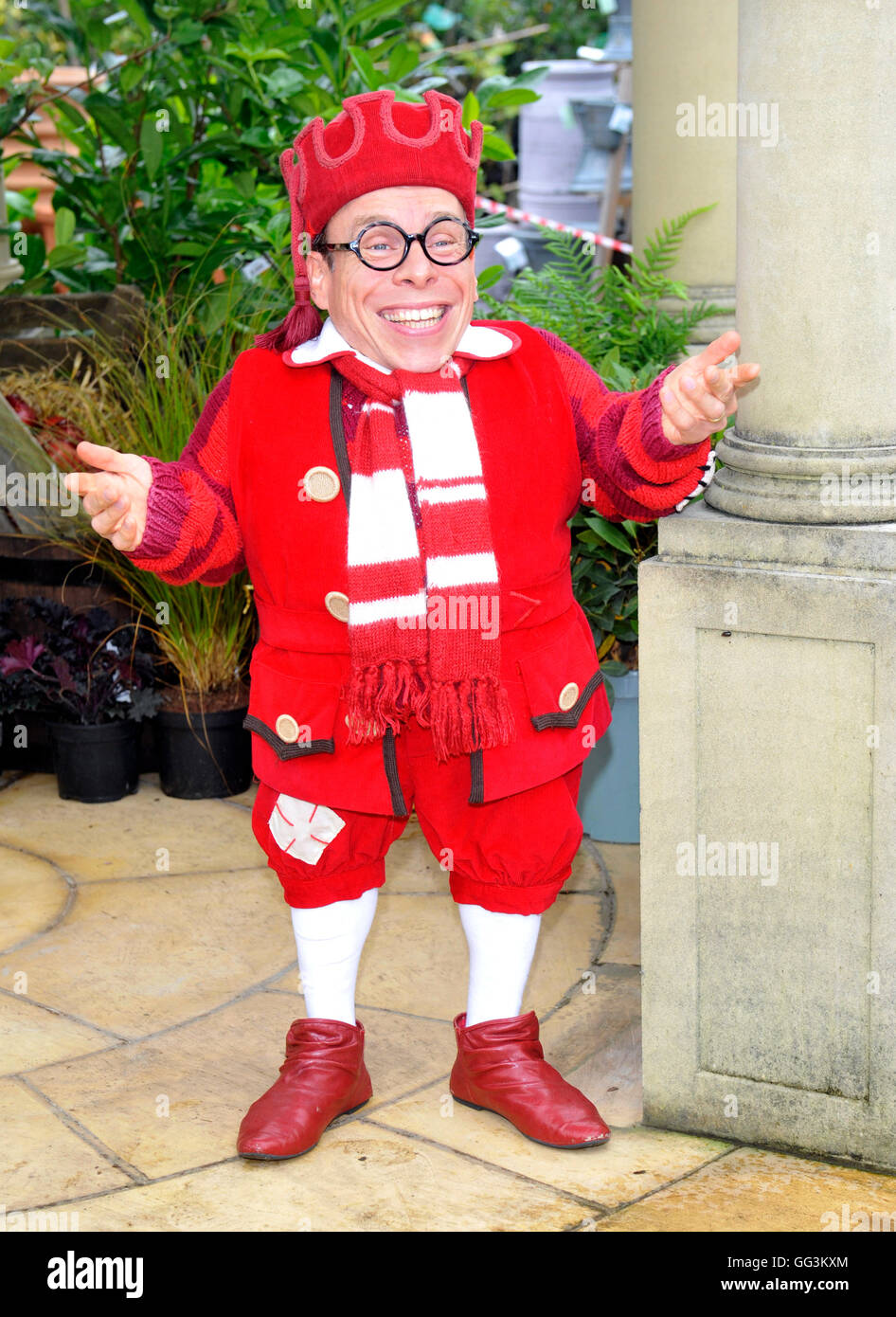 Warwick davis Milton Keynes Theatre regional press of their Pantomime