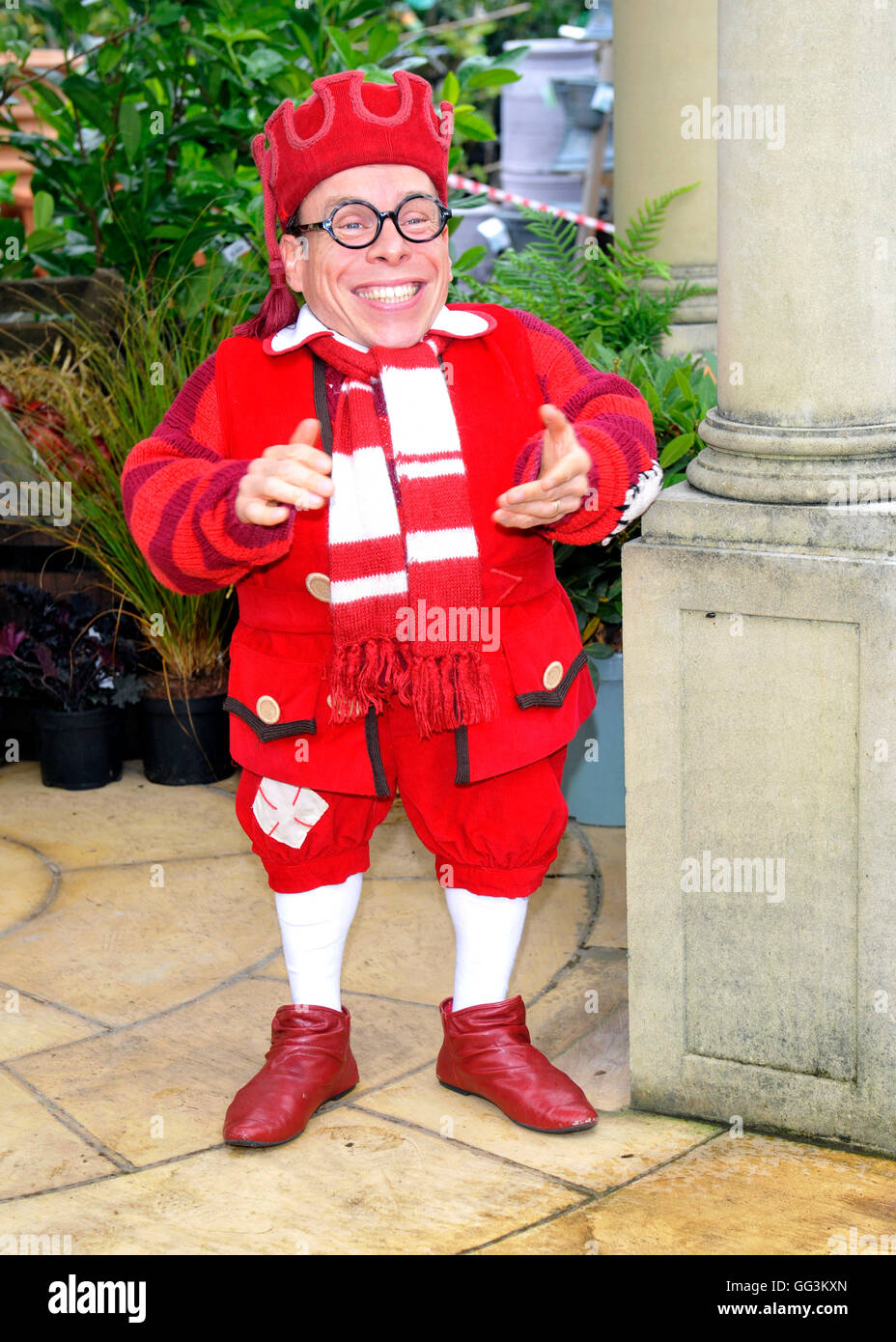 Warwick davis Milton Keynes Theatre regional press of their Pantomime
