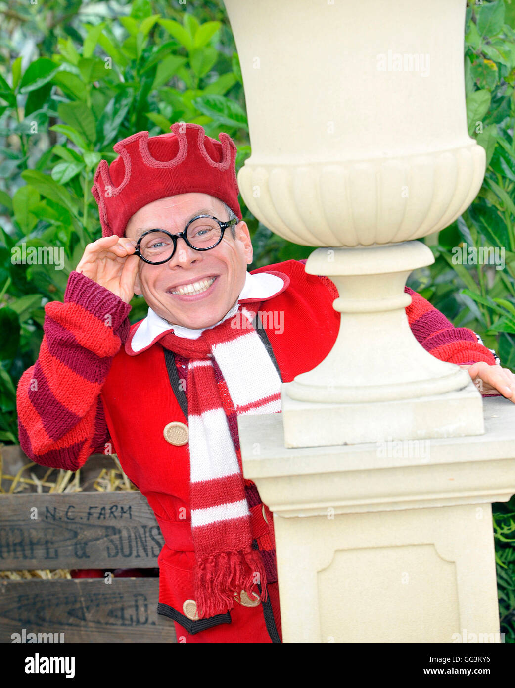 Warwick davis Milton Keynes Theatre regional press of their Pantomime