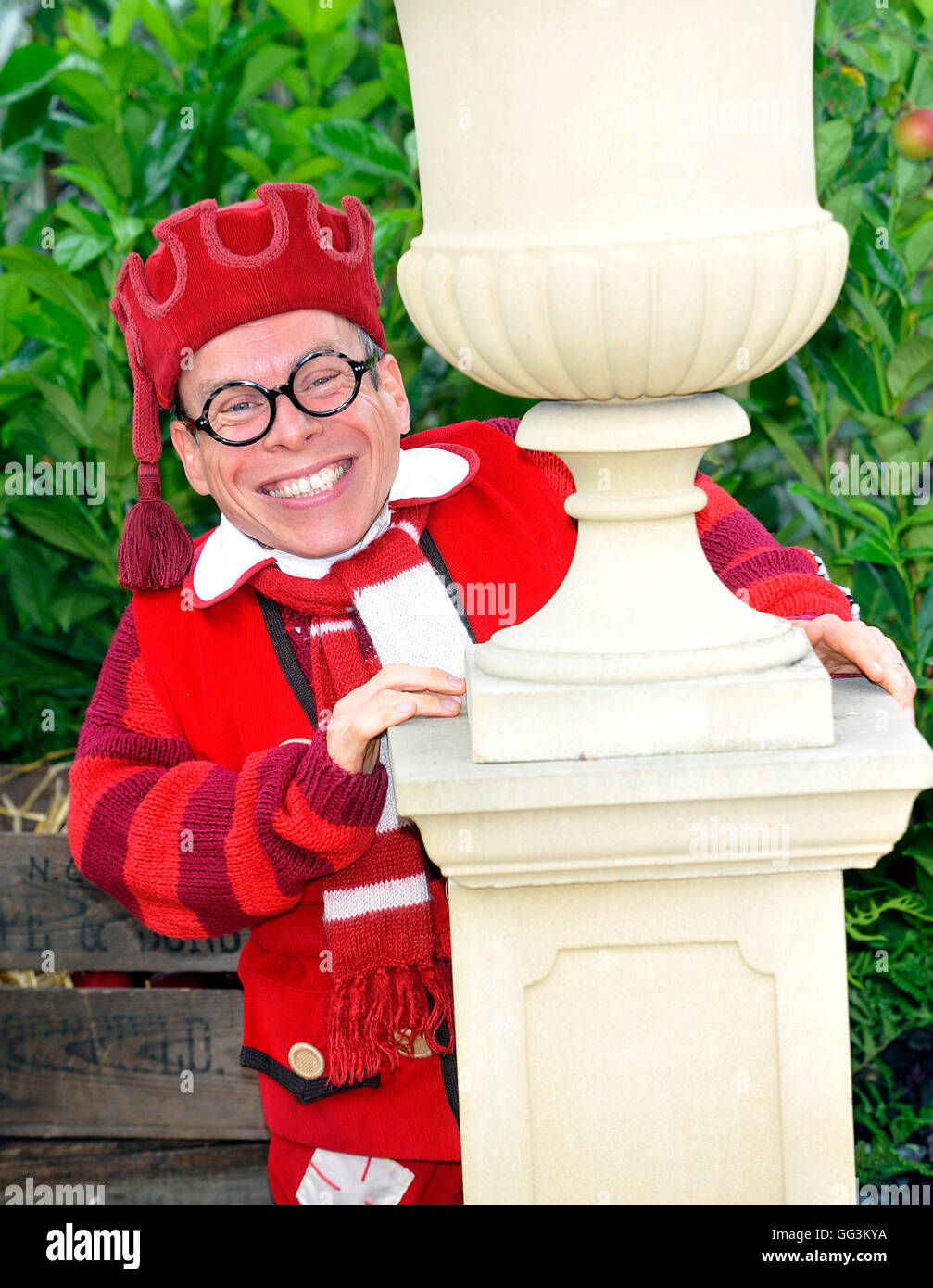 Snow white and the seven dwarfs warwick davis hi-res stock photography