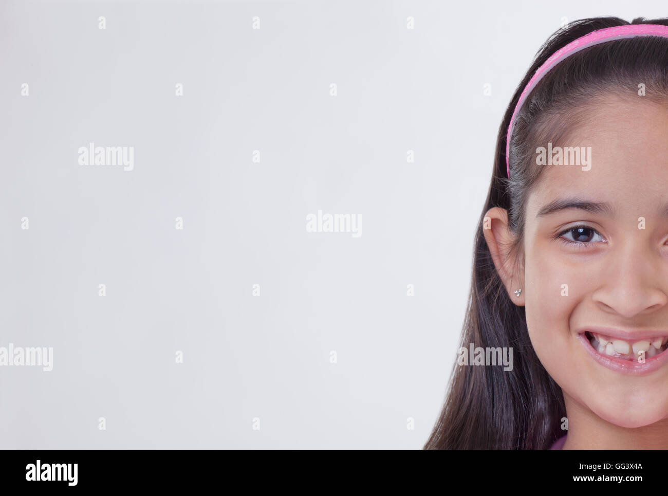 Portrait of a little girl smiling Stock Photo - Alamy