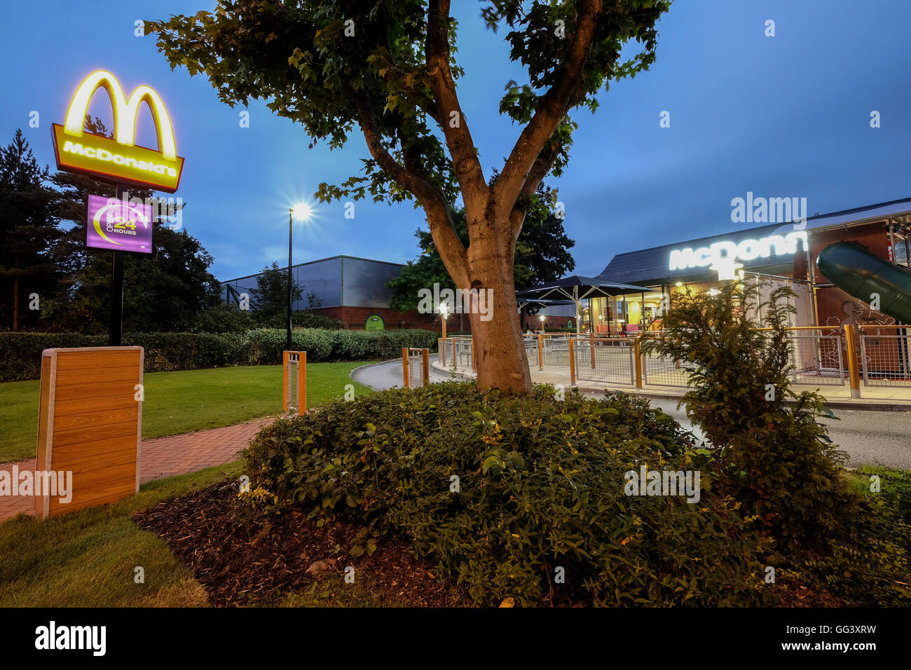 Mcdonalds drive thru at night hires stock photography and images Alamy