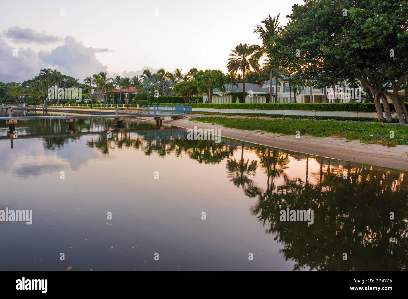 Waterfront mansions and Lake Trail walking path on Lake Worth (Intracoastal Waterway) in Palm Beach, Florida, USA. Stock Photo
