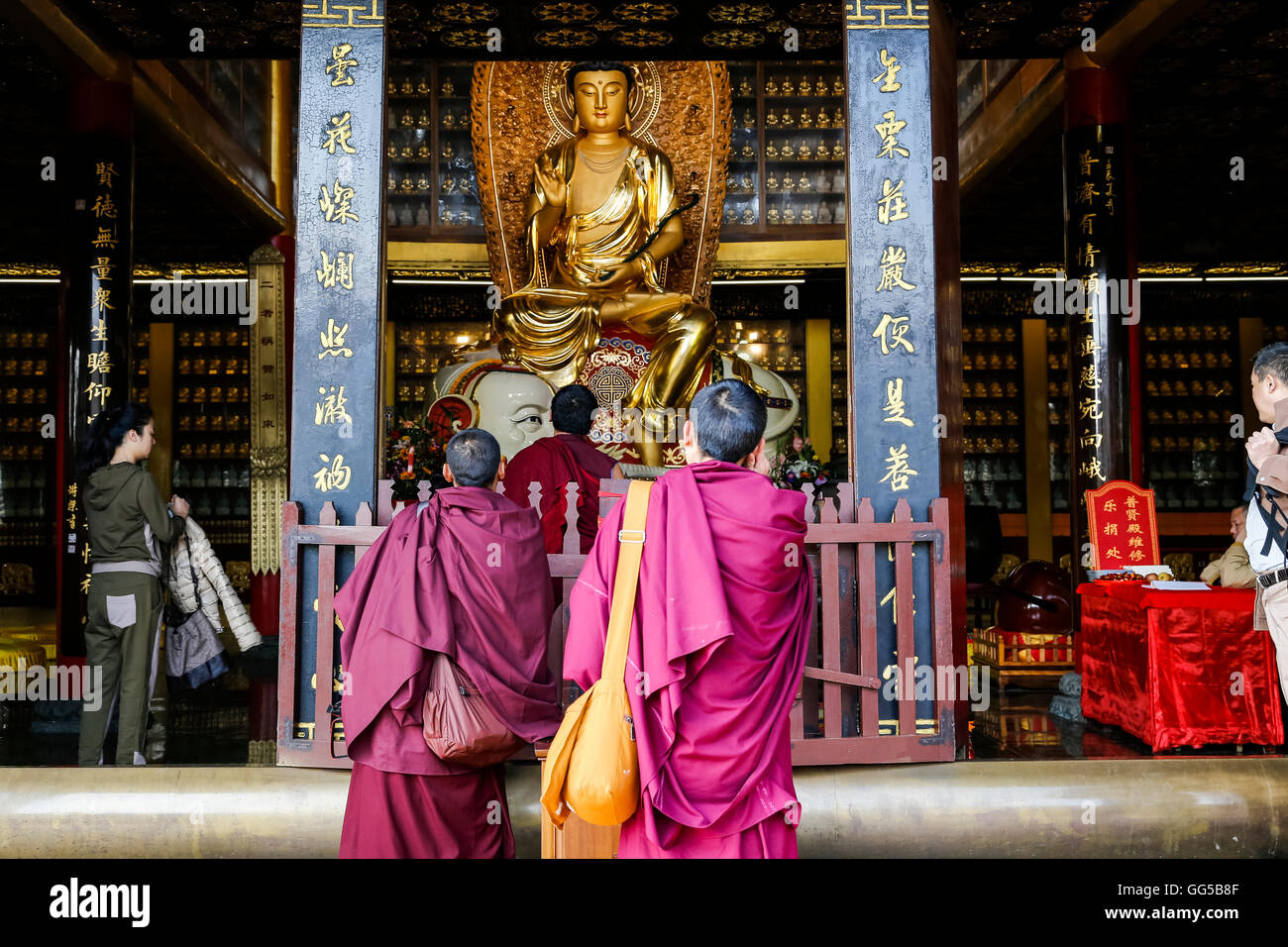 Buddhist monks at Baoguo Temple, on Mt. Emei, one of the Four Sacred Buddhist Mountains of China,  Leshan, Sichuan Stock Photo
