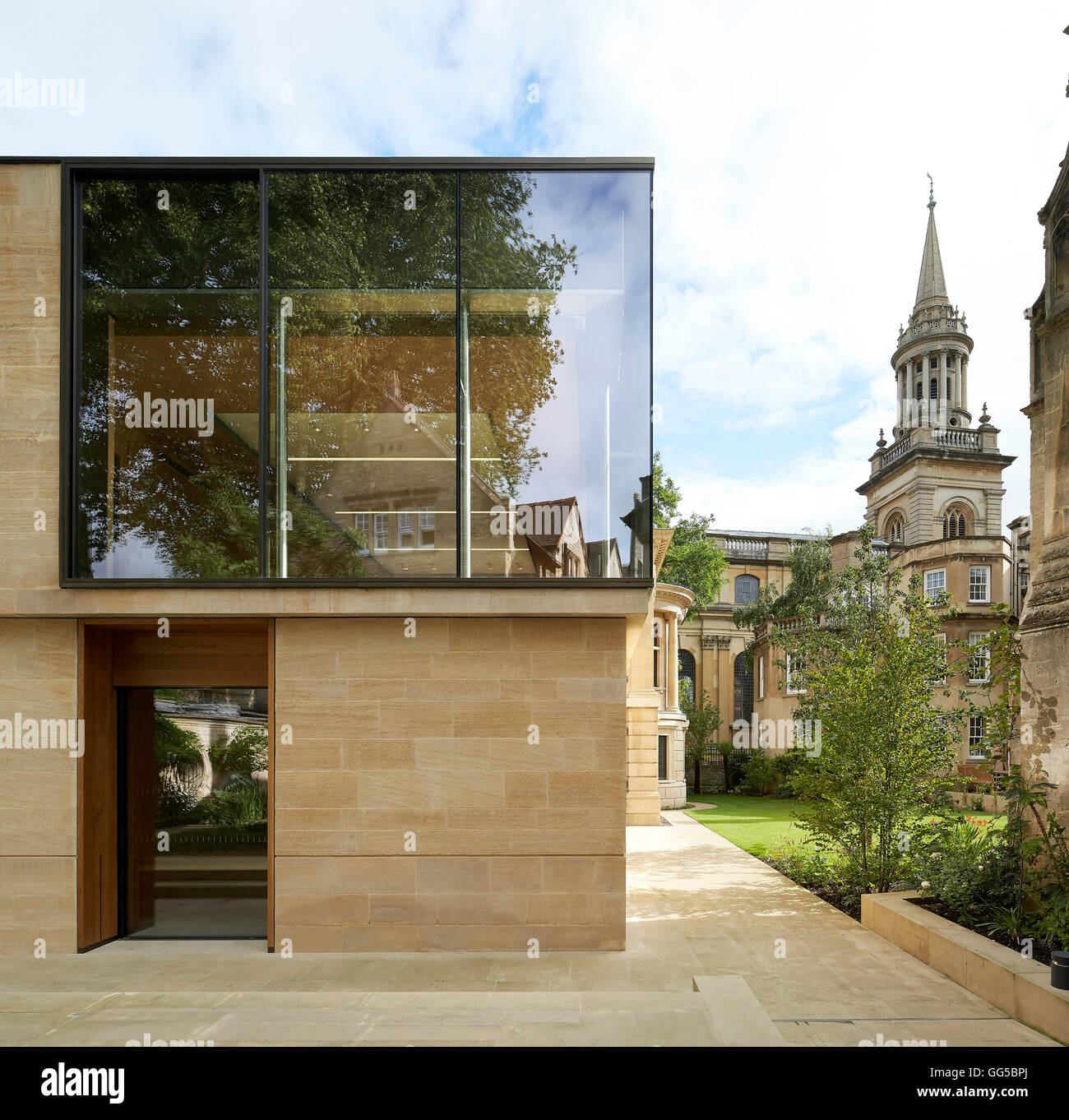 Modern Garden Building within its historic college context. The Garden Building  at Lincoln College, Oxford, United Kingdom. Architect: Stanton Williams, 2015. Stock Photo