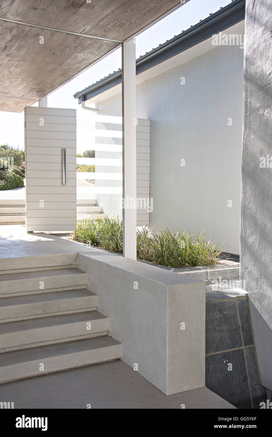 Entrance of a modern house Stock Photo - Alamy