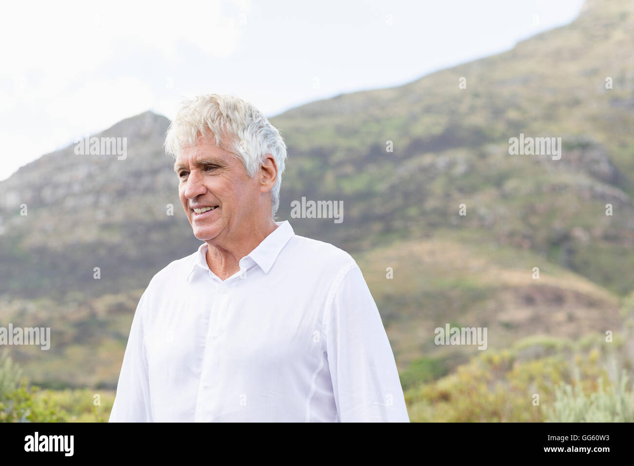 Senior man looking sky hi-res stock photography and images - Alamy
