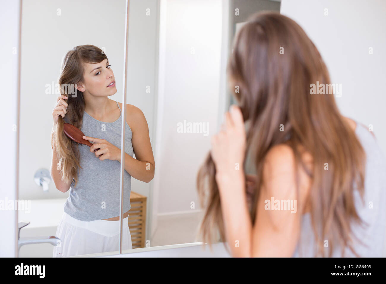Почему в зеркале видно. Женщина перед зеркалом волосы. Девушка в зеркале. Зеркало девушка с волосами. Девушка причесывает волосы перед зеркалом.