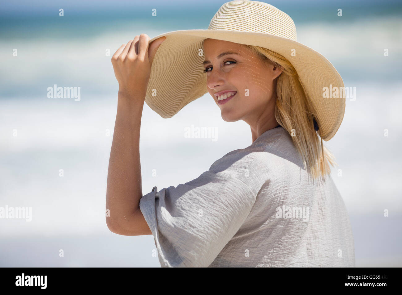 Beautiful woman posing camera sun hi-res stock photography and images ...