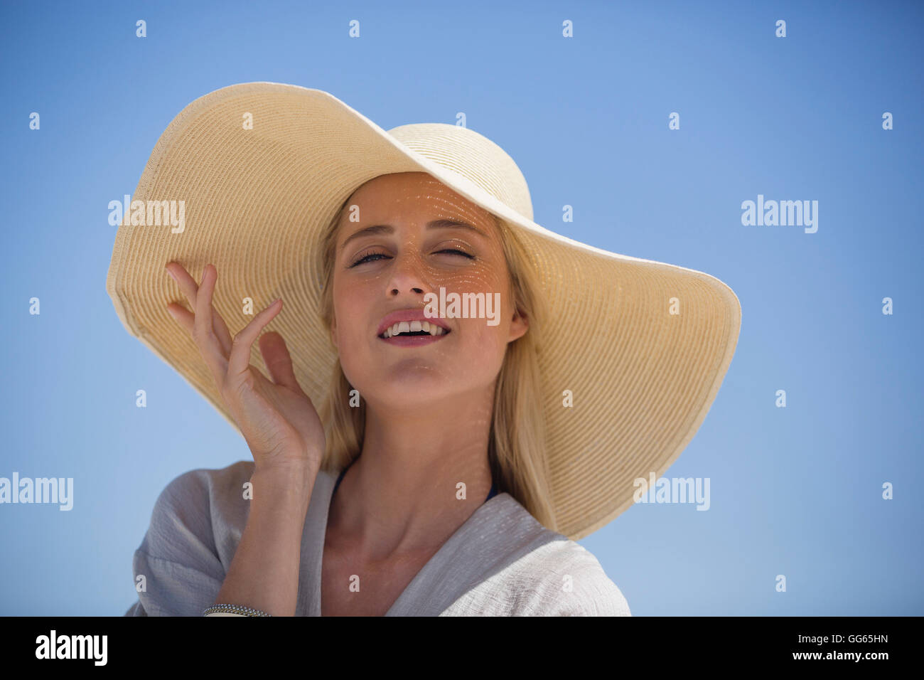 Woman wearing sun hat posing hi-res stock photography and images - Alamy