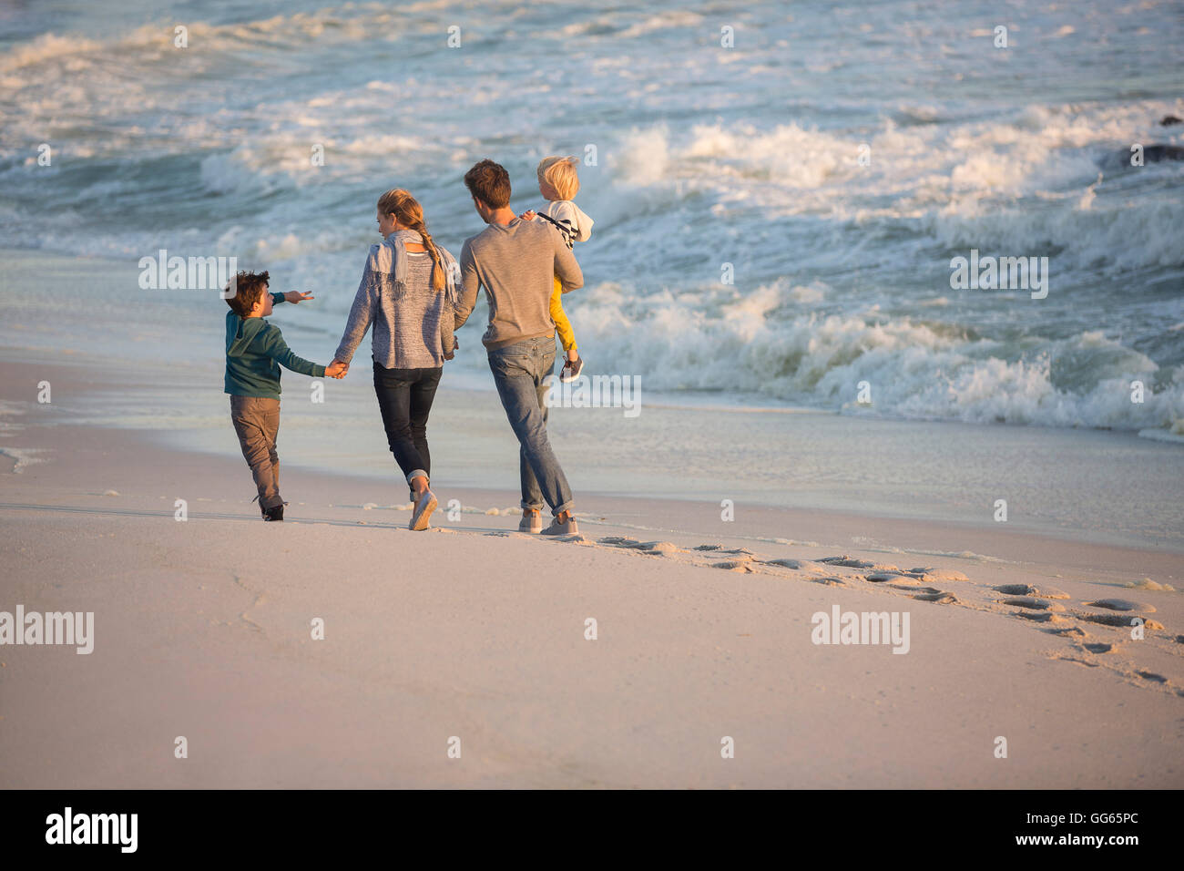 Family walking on a beach hi-res stock photography and images - Alamy