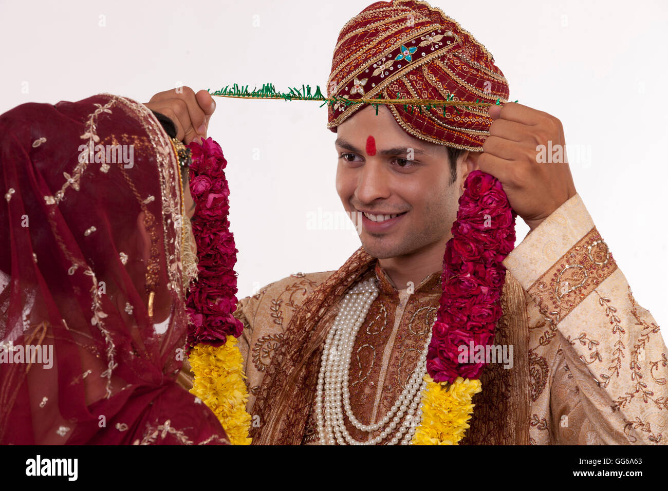 Gujarati groom putting a garland on a bride Stock Photo Alamy