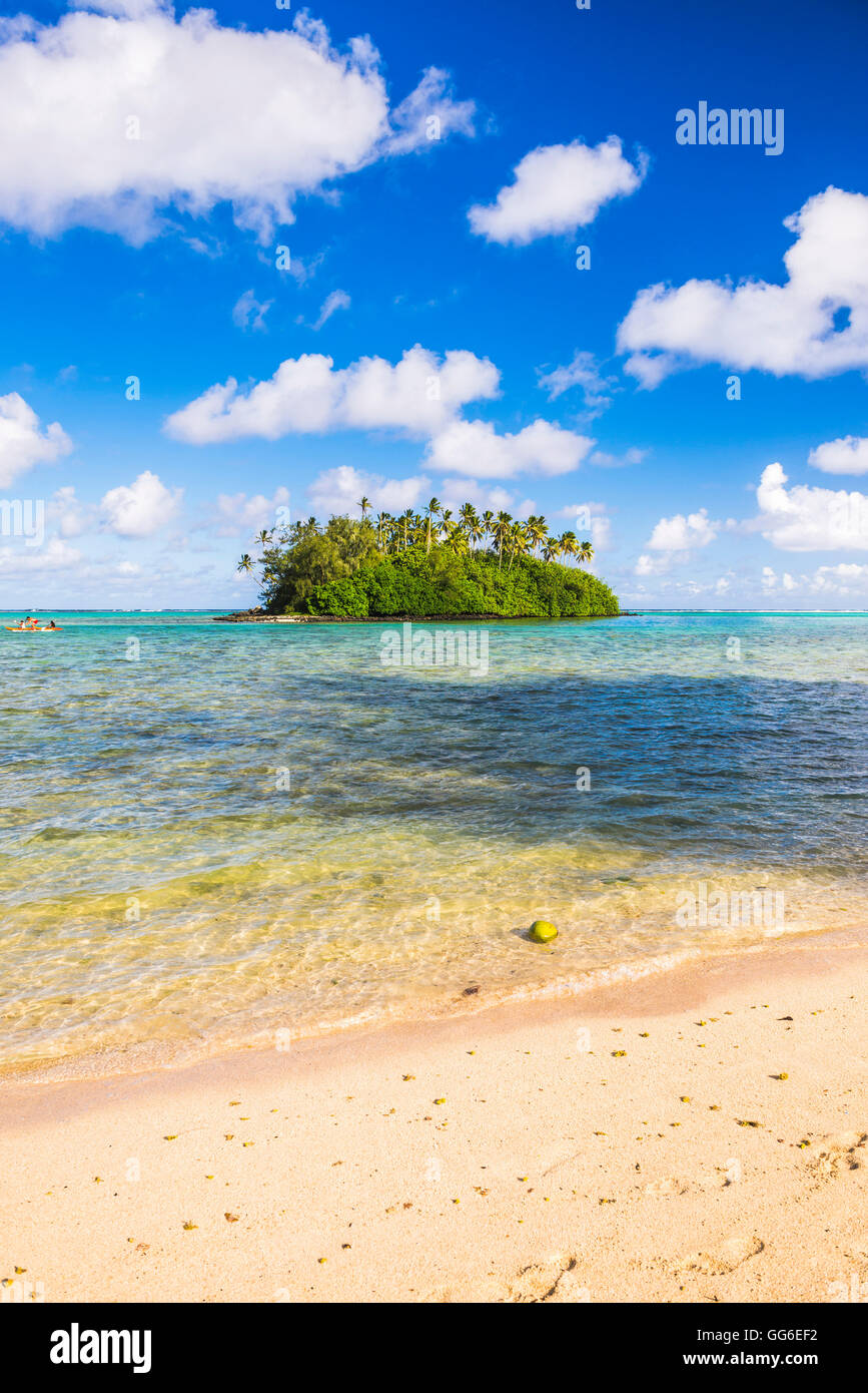 Tropical Island of Motu Taakoka covered in palm trees in Muri Lagoon, Rarotonga, Cook Islands, South Pacific, Pacific Stock Photo