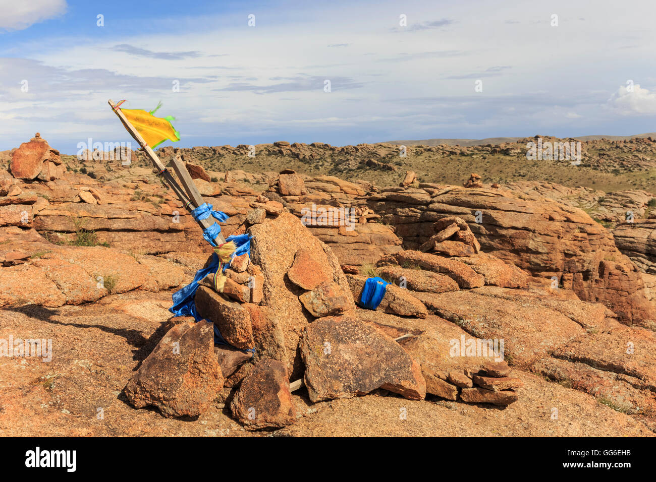 Baga Gazariin (Gazryn) Chuluu cairns and prayer flags, sacred Buddhist site on impressive granite ridge, The Gobi, Mongolia Stock Photo