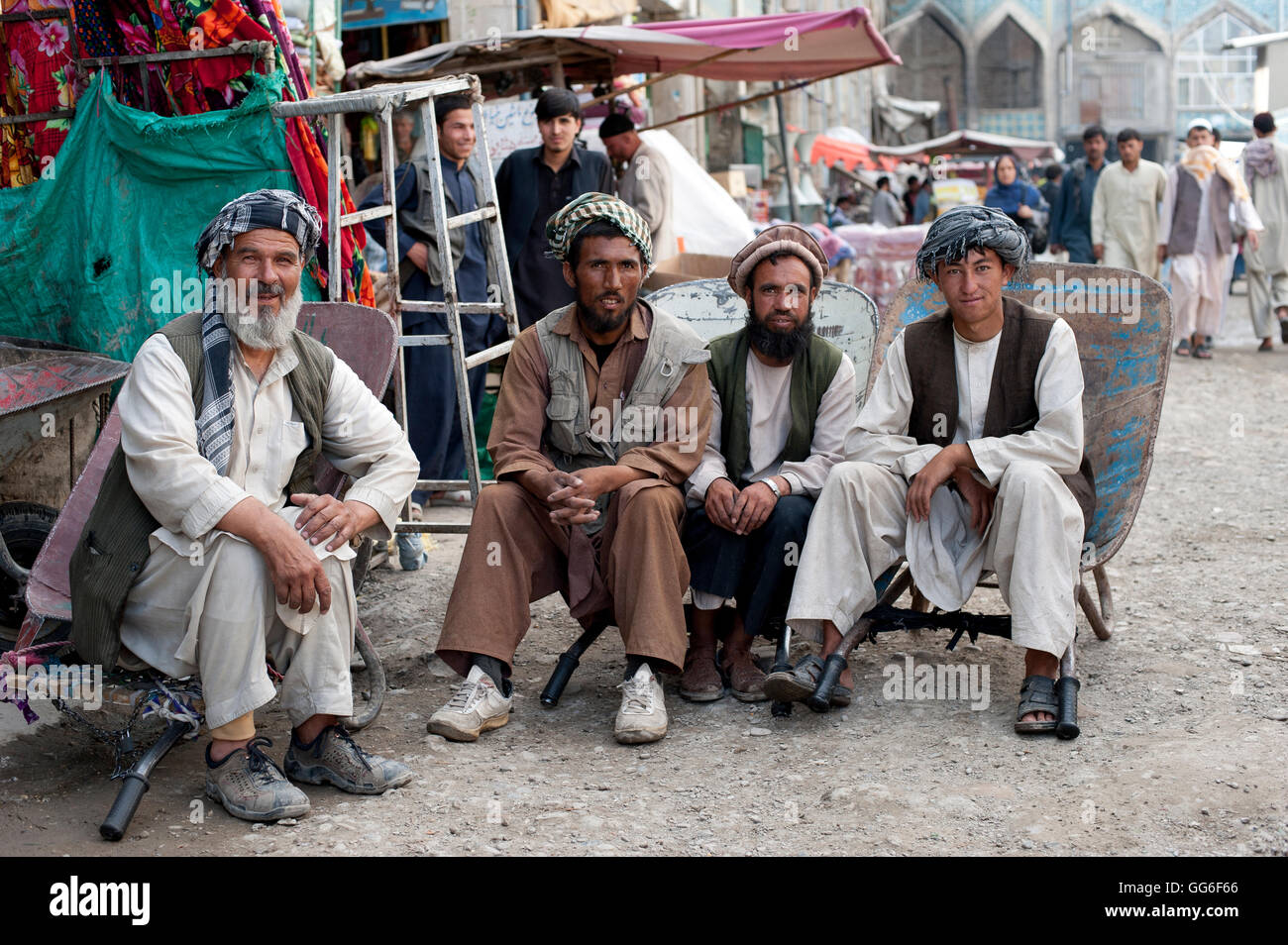 Taking a load off, a quick time out for these hard working Afghans in a bazaar in Kabul, Afghanistan, Asia Stock Photo
