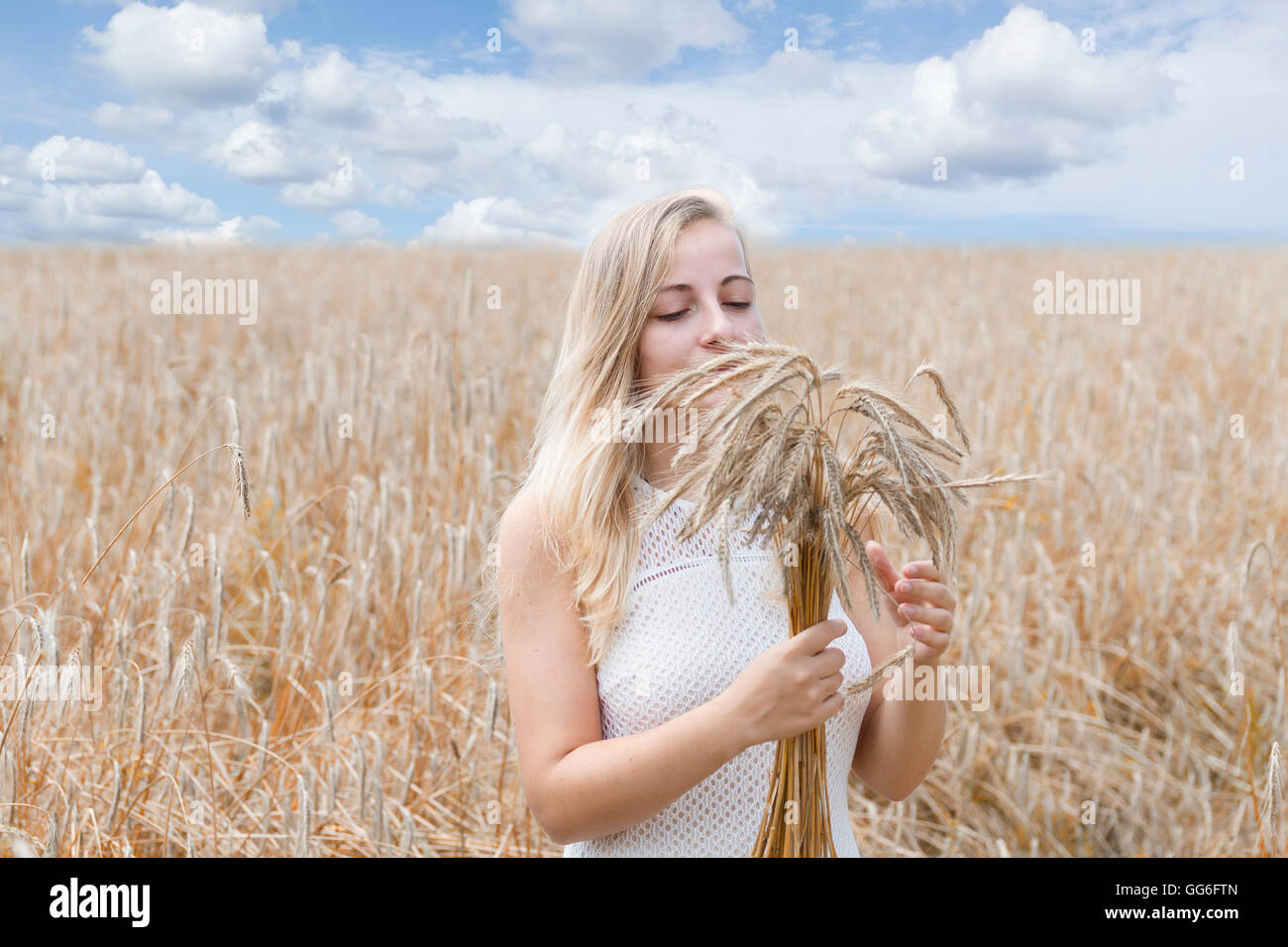 Young woman in golden wheat field Stock Photo - Alamy