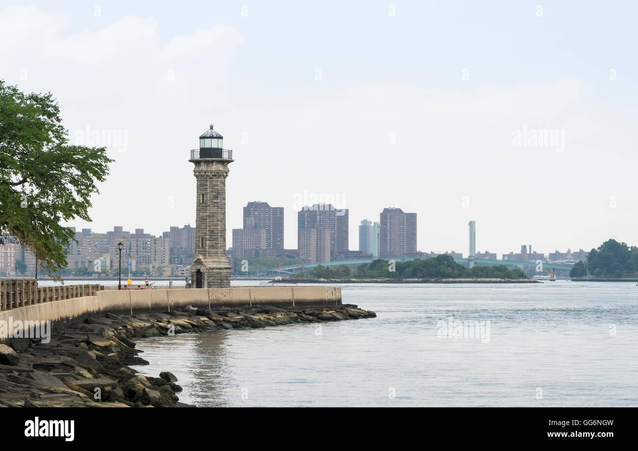 Roosevelt Island (Blackwell / Welfare Island) Lighthouse in Lighthouse Park looking towards Upper East Side. New York City. Stock Photo
