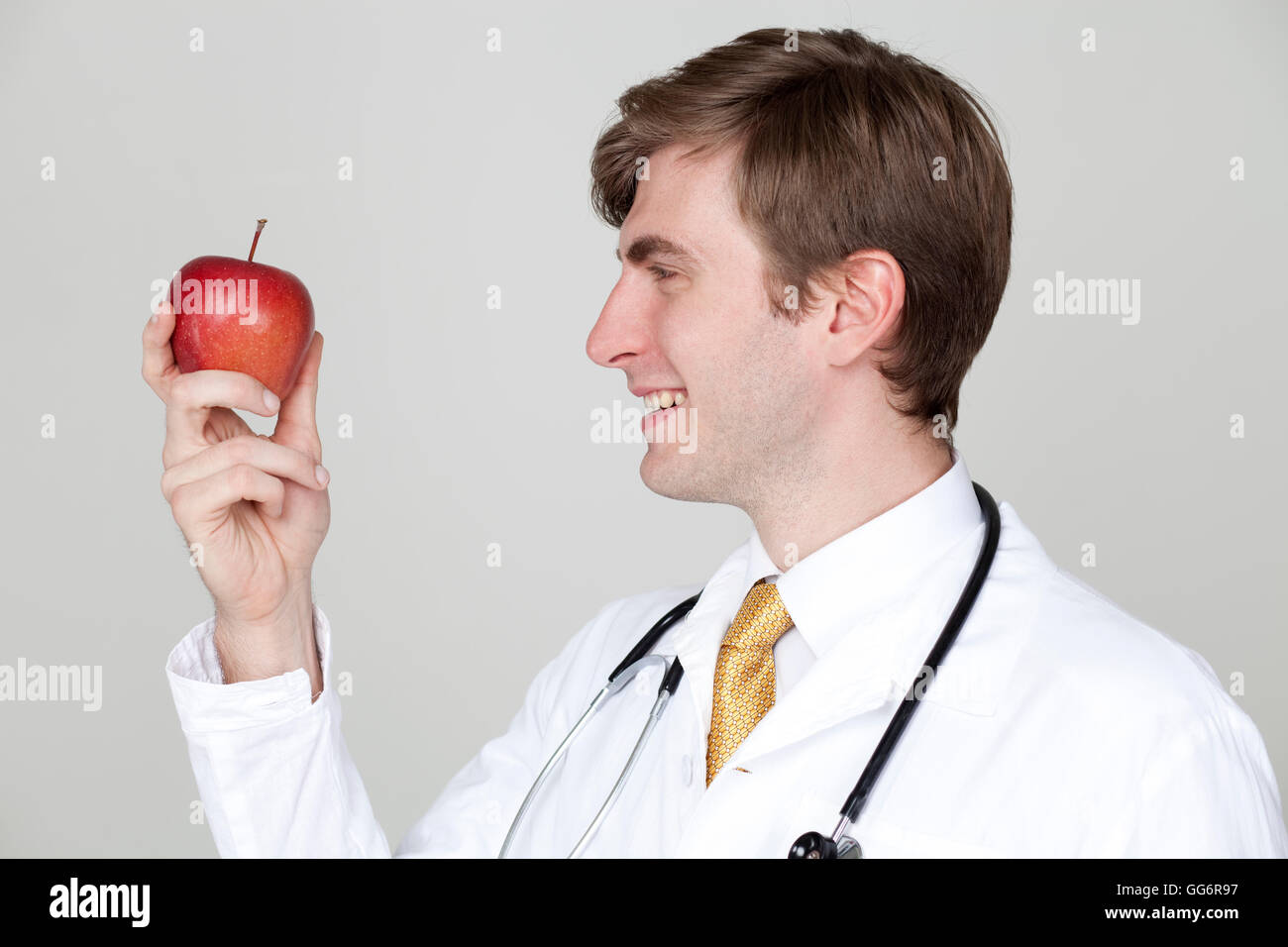 An apple a day keeps the doctor away картинки. An apple a day keeps the doctor away. яблоко в день держит доктора подальше. яблоко в день и доктор не нужен. английская поговорка про яблоко.