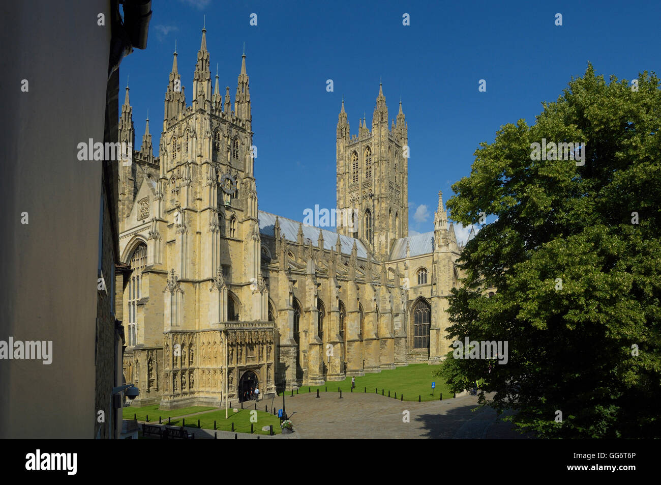 Canterbury cathedral precincts hi res stock photography and images Alamy
