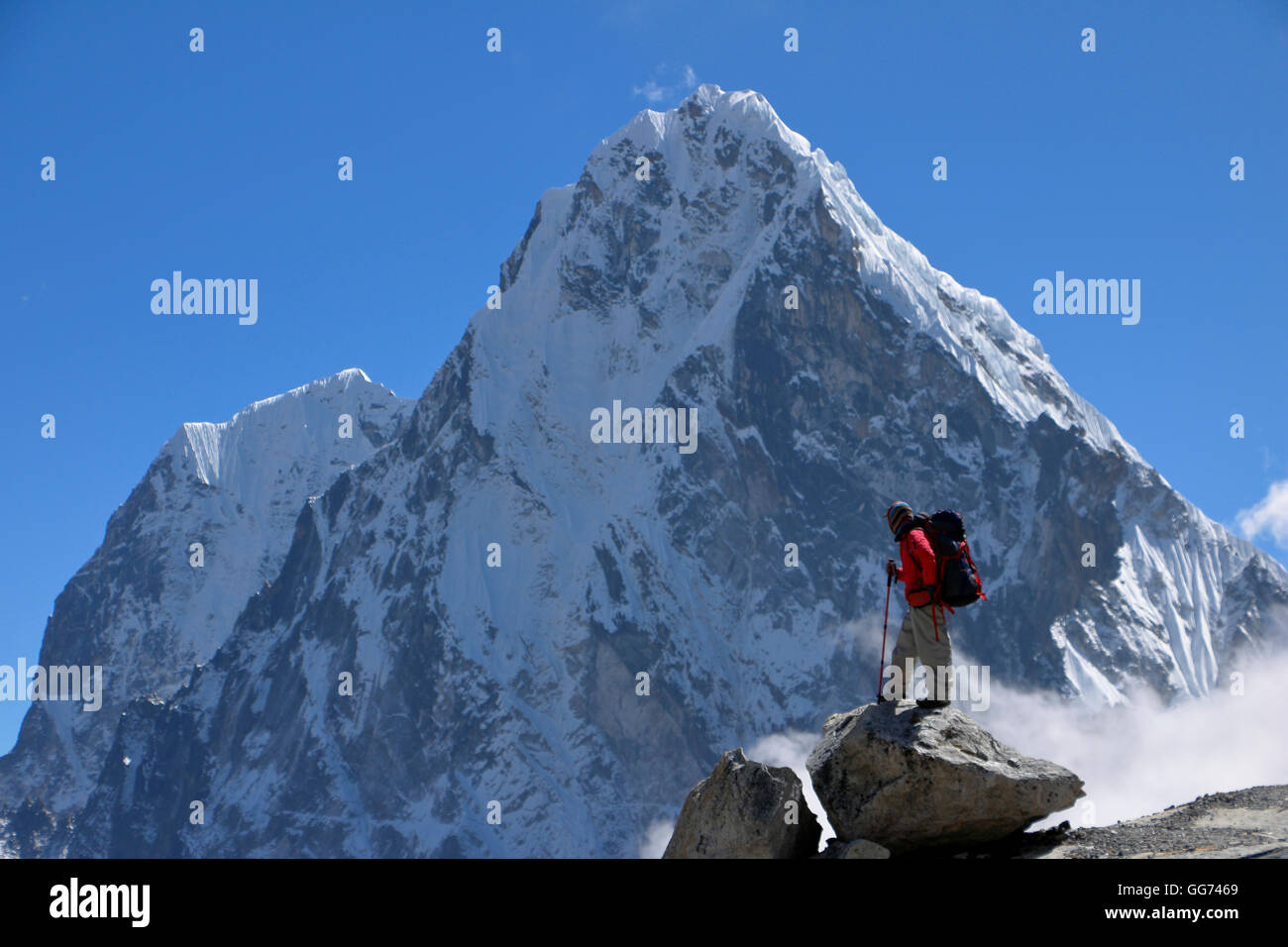 Sherpa mountain guide on high point with Taboche Peak backdrop from Cho La high pass Stock Photo