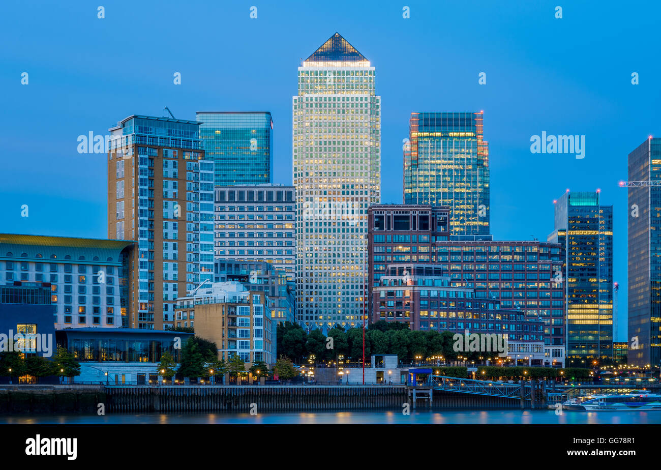 Canary Wharf, financial hub in London in the evening Stock Photo - Alamy