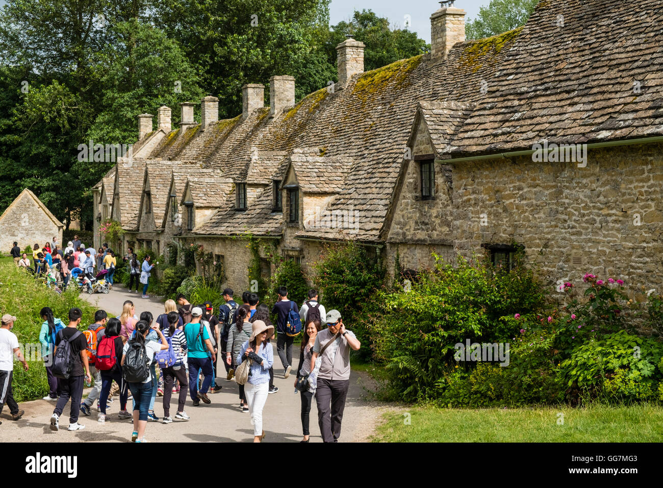 Des hordes de touristes à Arlington Row, Bibury, Cotswolds, Royaume-Uni  Photo Stock - Alamy