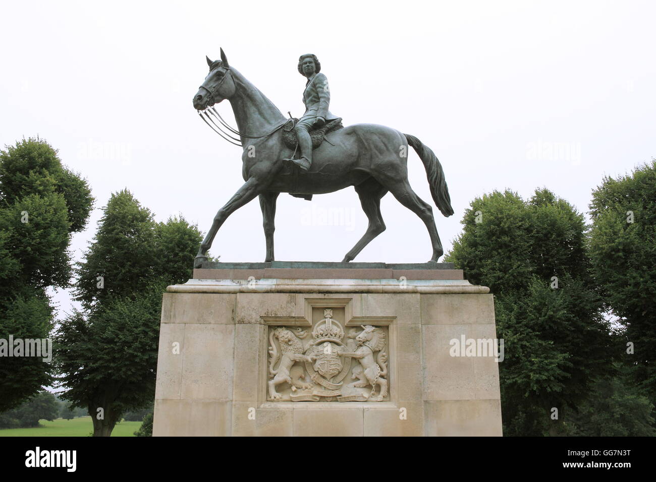 Equestrian statue of Queen Elizabeth II that looks down Queen Anne's Ride to Windsor Castle, Windsor Great Park, England, UK Stock Photo