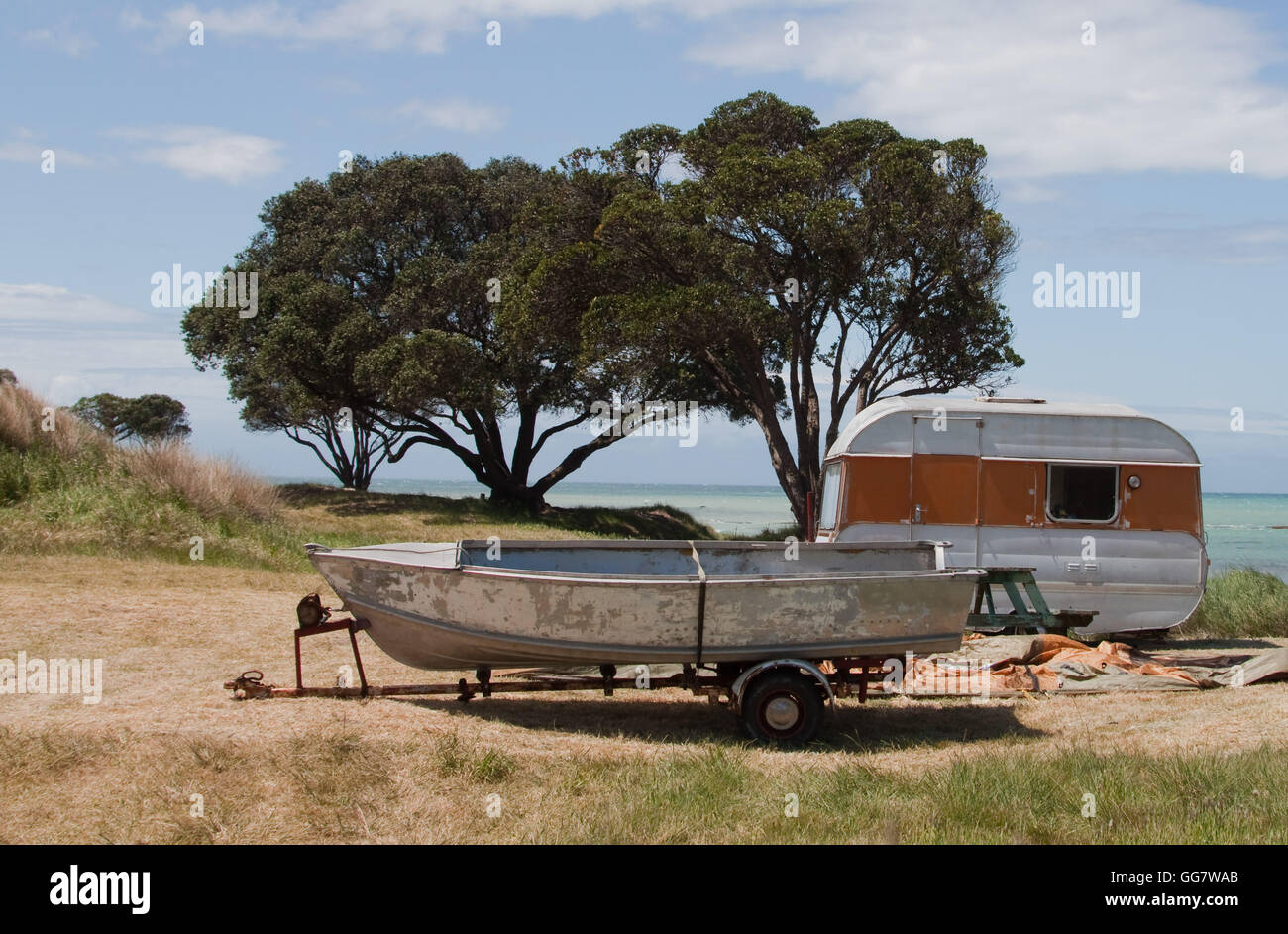 Summer Beach Side Freedom Camping And Caravans Pouawa Beach Gisborne East Coast North Island New Zealand Stock Photo Alamy