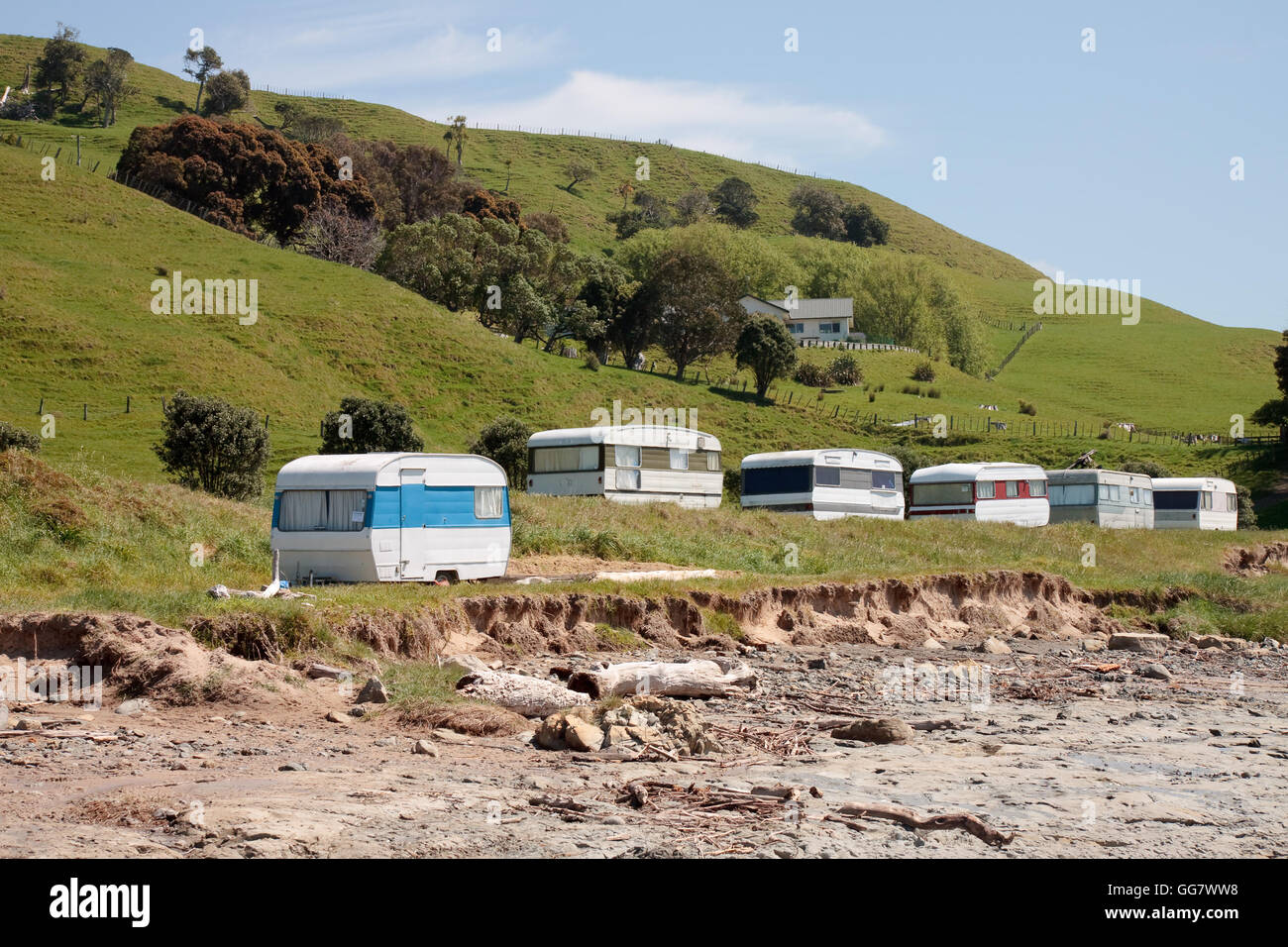 Summer Beach Side Freedom Camping And Caravans Pouawa Beach Gisborne East Coast North Island New Zealand Stock Photo Alamy