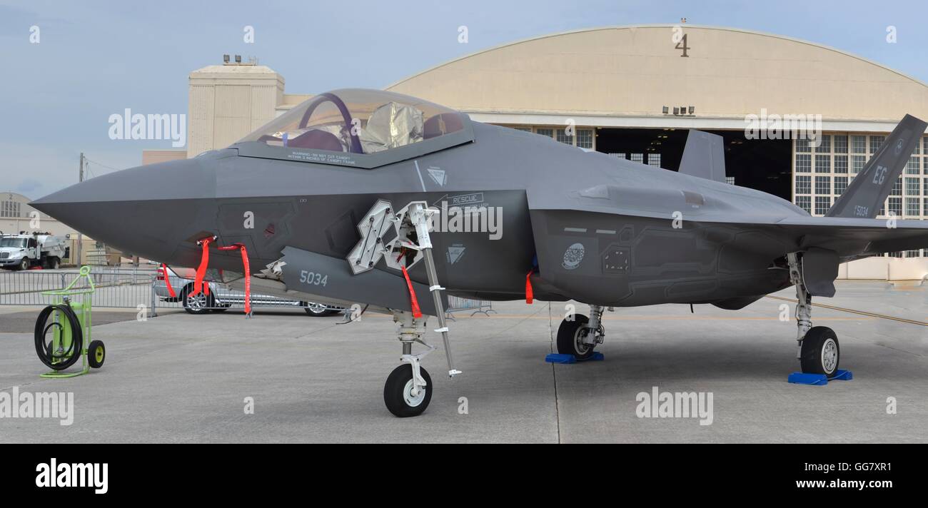 A U.S. Air Force F-35 Joint Strike Fighter (Lightning II) jet on the ...