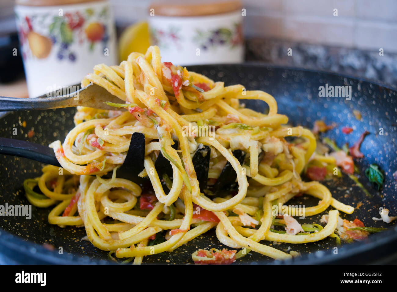 Stir fried spaghetti hires stock photography and images Alamy