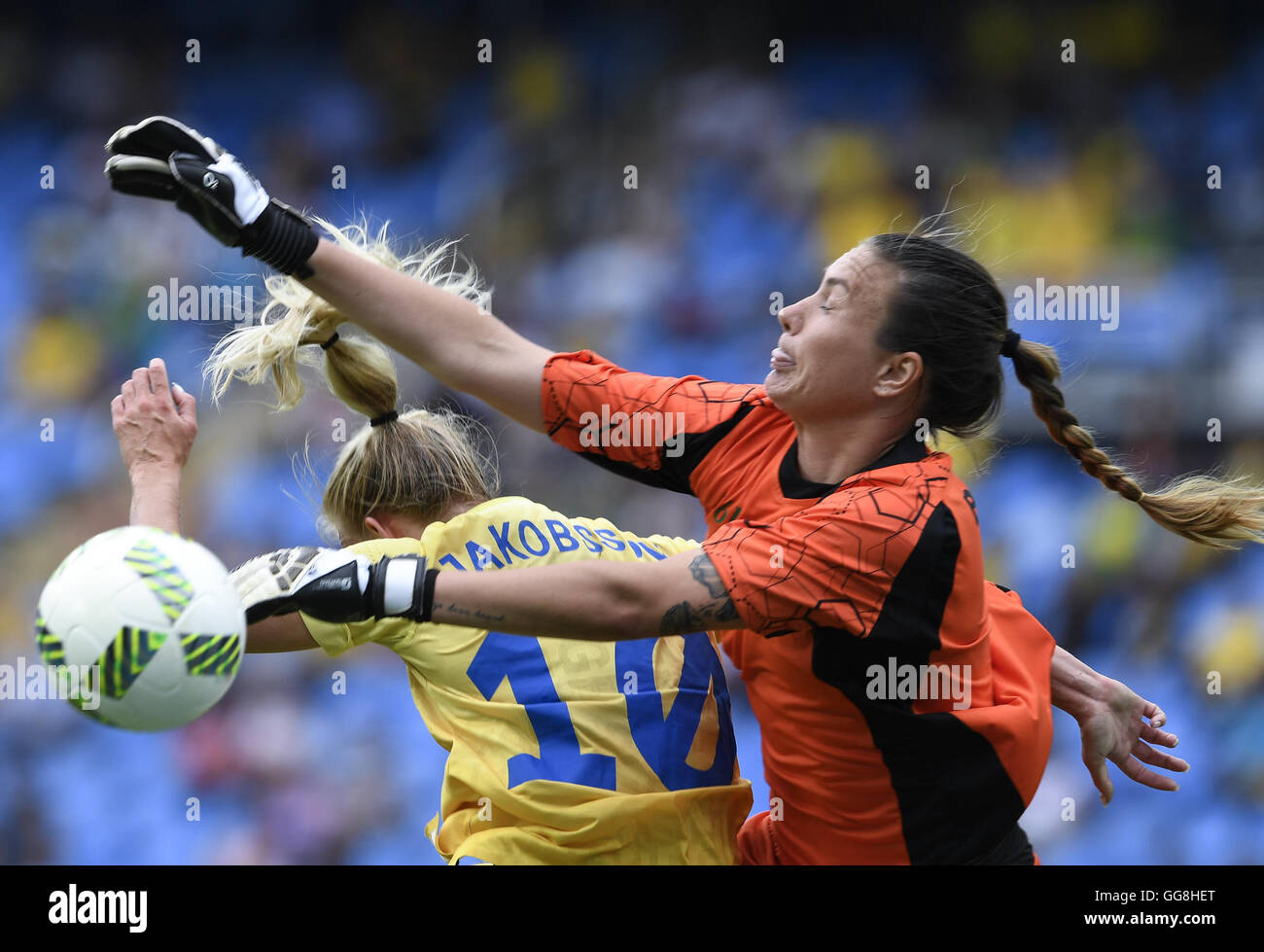 Rio De Janeiro, Brazil. 3rd Aug, 2016. Jakobsson Sofia of Sweden (L) vies with Barker Roxanne of South Africa during the opening match of the women's Olympic football competitions between South Africa and Sweden at the Olympic Stadium in Rio de Janeiro, Brazil, Aug. 3, 2016. Sweden won 1-0. © Qi Heng/Xinhua/Alamy Live News Stock Photo