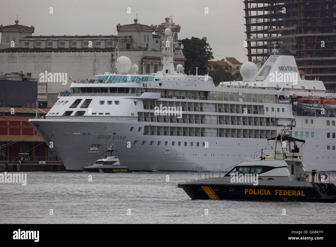 RIO DE JANEIRO, RJ - 03.08.2016: NAVIO SILVER CLOUD HOSPEDA ASTROS DA NBA - View of the ship Silver Cloud, which is moored at Pier Maua, the Port of Rio, near the Olympic Boulevard. The ship will be used for the hosting of US basketball athletes and guests. The Port of Rio will also be used as lodging for other ships and luxury yachts. Boats Federal Police ensure safety in the port area, ensuring the privacy of athletes. (Photo: Luiz Souza/Fotoarena) Stock Photo