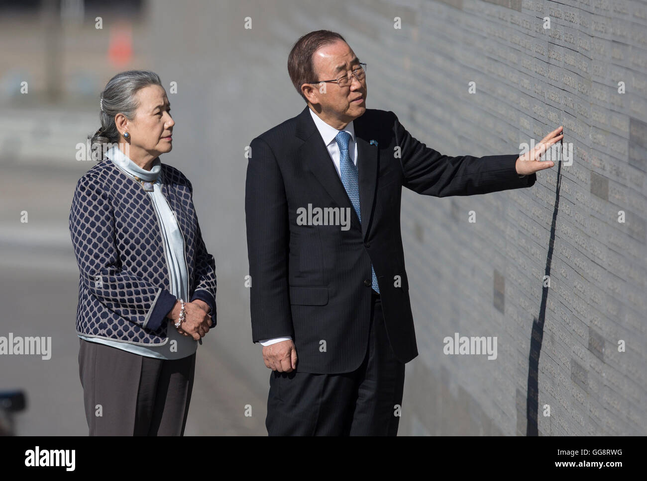Buenos Aires. 9th Aug, 2016. United Nations Secretary-General Ban Ki-moon (R) and his wife Yoo Soon-taek look at the wall inscribed with the names of people missing in the military dictatorship of Argentina (1976-1983), in the Park of the Memory in Buenos Aires Aug. 9, 2016. Credit:  Martin Zabala/Xinhua/Alamy Live News Stock Photo